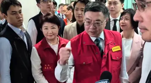 影／被問盧市府動作慢半拍？卓榮泰一秒陳其邁上身　握拳笑喊3字
