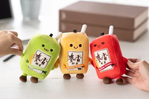 ▲登錄發票有機會將奶茶、紅茶、綠茶Q版萌娃一次帶回家。（圖／NOWNEWS攝）