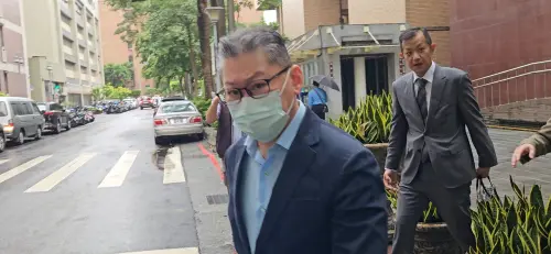 ▲宏泰集團掌門人林鴻南涉嫌偷走太太保險箱珠寶遭起訴，今日開庭時，太太釋出善意表達願意和解，只要林鴻南「歸還」珠寶。（圖／記者劉松霖攝）