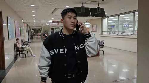 ▲林鴻南的兒子林子惟為父親的珠寶竊盜案出庭作證，身穿要價破10萬元的紀梵希棒球夾克。（圖／記者劉松霖攝）