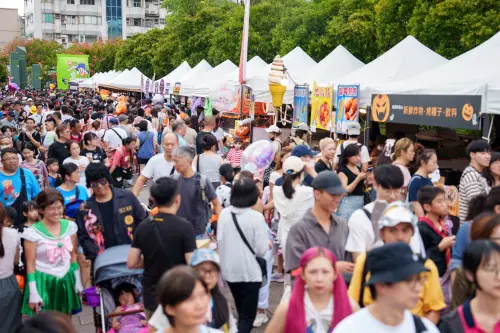 「天母搞什麼鬼萬聖節」每年都吸引大批民眾盛裝打扮前往參與，去年就超過30萬人次。（圖／天母商圈臉書）