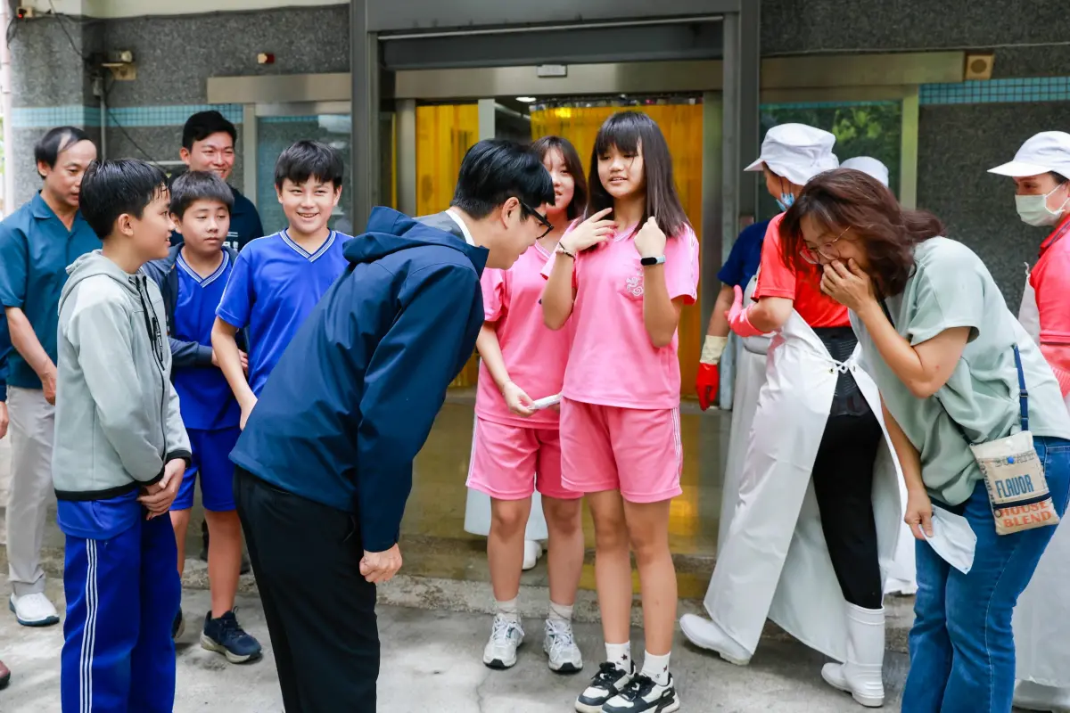 ▲ 台中疑似發現非洲豬瘟，市長陳其邁視察鼓山區龍華國小，關心學校廚餘處理情形。（圖／高市府提供）