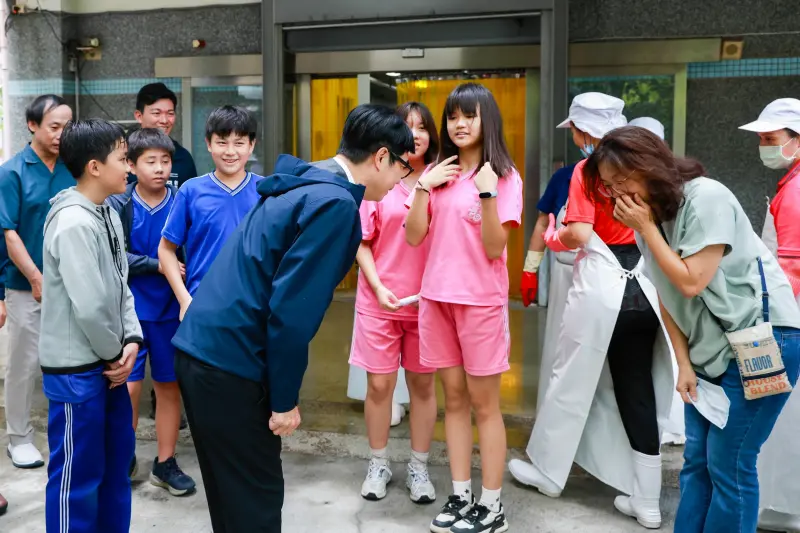 ▲ 台中疑似發現非洲豬瘟，市長陳其邁視察鼓山區龍華國小，關心學校廚餘處理情形。（圖／高市府提供）