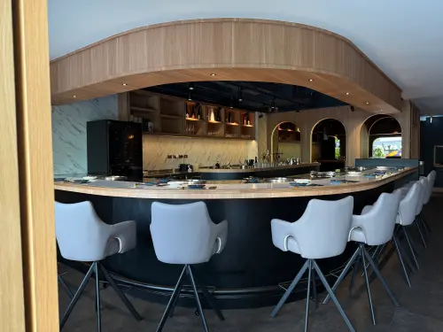 ▲「八和和牛燒肉專門店 台中店」採兩層樓空間規劃，一樓精心規劃L型吧台座位。（圖／記者葉盛耀攝）