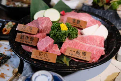 ▲點上一份本日和牛拼盤，能吃到多元部位的各式絕妙美味。（圖／記者葉盛耀攝）