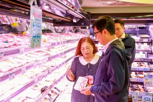 ▲ 爲穩定民心並確保民生供應，市長陳其邁前往賣場了解豬肉供貨情形，強調高市府全面啟動稽查，嚴格把關肉品來源。（圖／高市府提供）