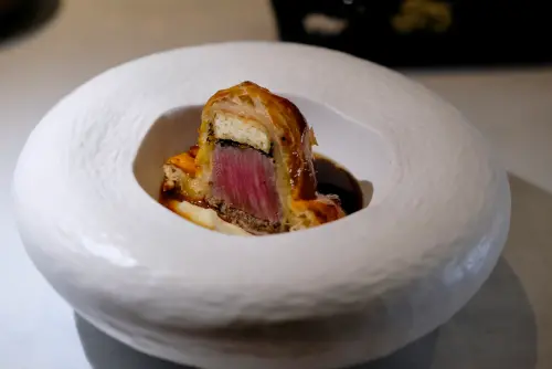 ▲「限量八和特製女王派」，是向經典的「威靈頓牛排」致敬，更創意地加入發酵豆腐。（圖／記者葉盛耀攝）