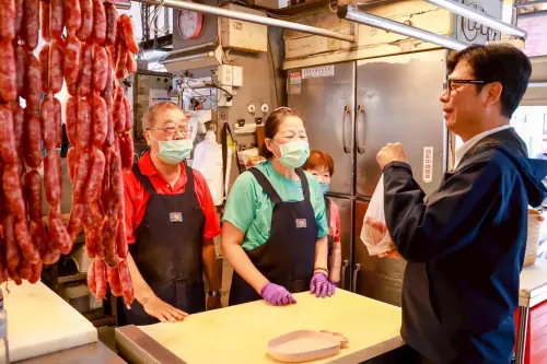 ▲ 確保食品安全，陳其邁轉往鄰近的龍華市場，關心市場豬肉供應、掌握價格，受到攤商熱情歡迎。（圖／高市府提供）