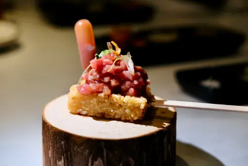 ▲「八和香米生牛肉」將生牛肉配上炸米糕，還以東泉辣椒醬提味。（圖／記者葉盛耀攝）