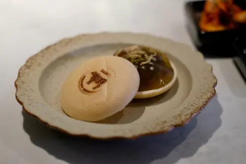 ▲「麻薏生牛肉最中餅」將台中人吃麻薏的經典煮法解構又再重組，成為有趣的前菜。（圖／記者葉盛耀攝）