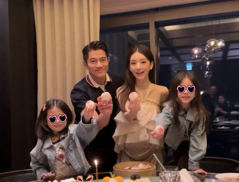 ▲郭富城（左2）和方媛（右2）夫婦倆，近期再添三女，天王等於入住女生宿舍，因先前外傳是生兒子，方媛在產後也首度發文，提及不管生男生女都一樣愛，性別不是愛的條件。（圖／翻攝自微博＠方媛Moka）