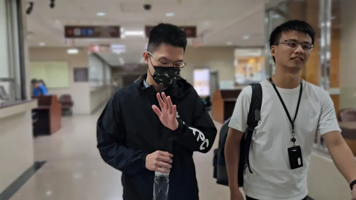 ▲前員警黃仕奇（左）涉嫌在派出所和心儀女警家裝針孔偷拍遭起訴，出庭時聽到記者連問4個問題都沒反應，只在聽到被拍女警因此傷很深時，顯得心虛又黯然。（圖／記者劉松霖攝）