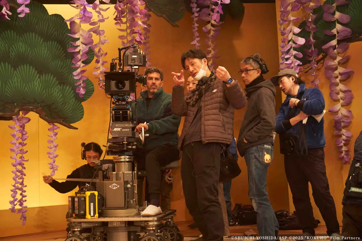 ▲導演李相日（中）以多重視角捕捉舞台張力，打造日本電影《國寶》，不少觀眾擔心長度3小時很長，他表示長度不是重點，體感時間比較重要。（圖／傳影互動提供）