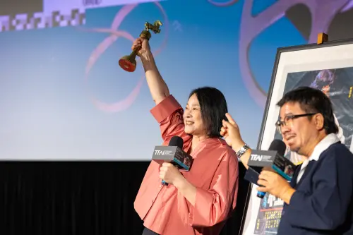 ▲影視聽中心褚明仁董事長（右）補充，陸小芬（左）拿到的金馬獎獎座是「期間限定款」。（圖／國家影視聽中心提供）