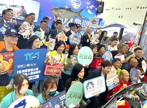 ▲高雄市政府海洋局參與高雄國際食品展，設置高雄海味專區，有26家水產加工、養殖及漁會業者展出多元海味產品。(圖／記者黃守作攝，2025.10.23)