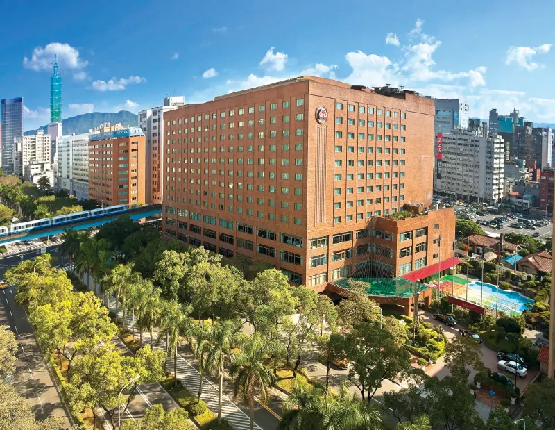 ▲因應台北國際旅展11月到來，各飯店集團齊推線上旅展，像是福華集團就有「福華集團連鎖飯店住宿券」，雙人入住含早餐優惠2,999元，全台8間飯店皆可使用。（圖／台北福華飯店提供）