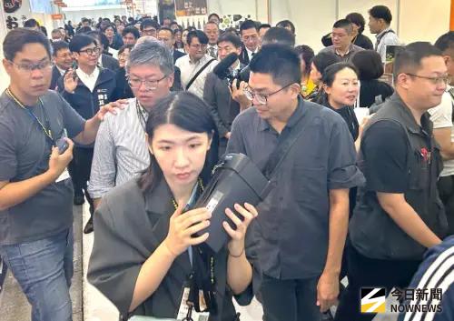 ▲高雄地區養殖業者在高雄海味專區，展售高雄海味產品，吸引許多民眾到場參觀採購。(圖／記者黃守作攝，2025.10.23)