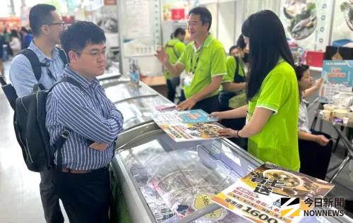 ▲高雄地區養殖業者在高雄海味專區，展售高雄海味產品。(圖／記者黃守作攝，2025.10.23)