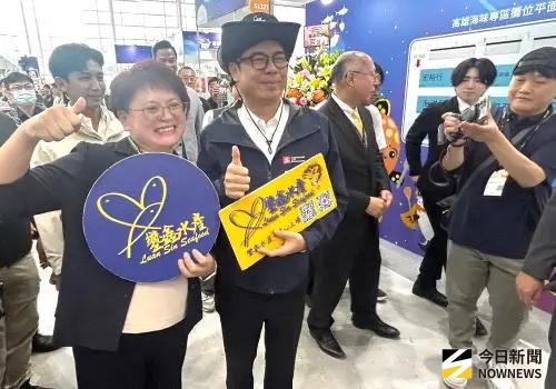 ▲高雄市長陳其邁(左2)巡視高雄海味專區攤位。(圖／記者黃守作攝，2025.10.23)