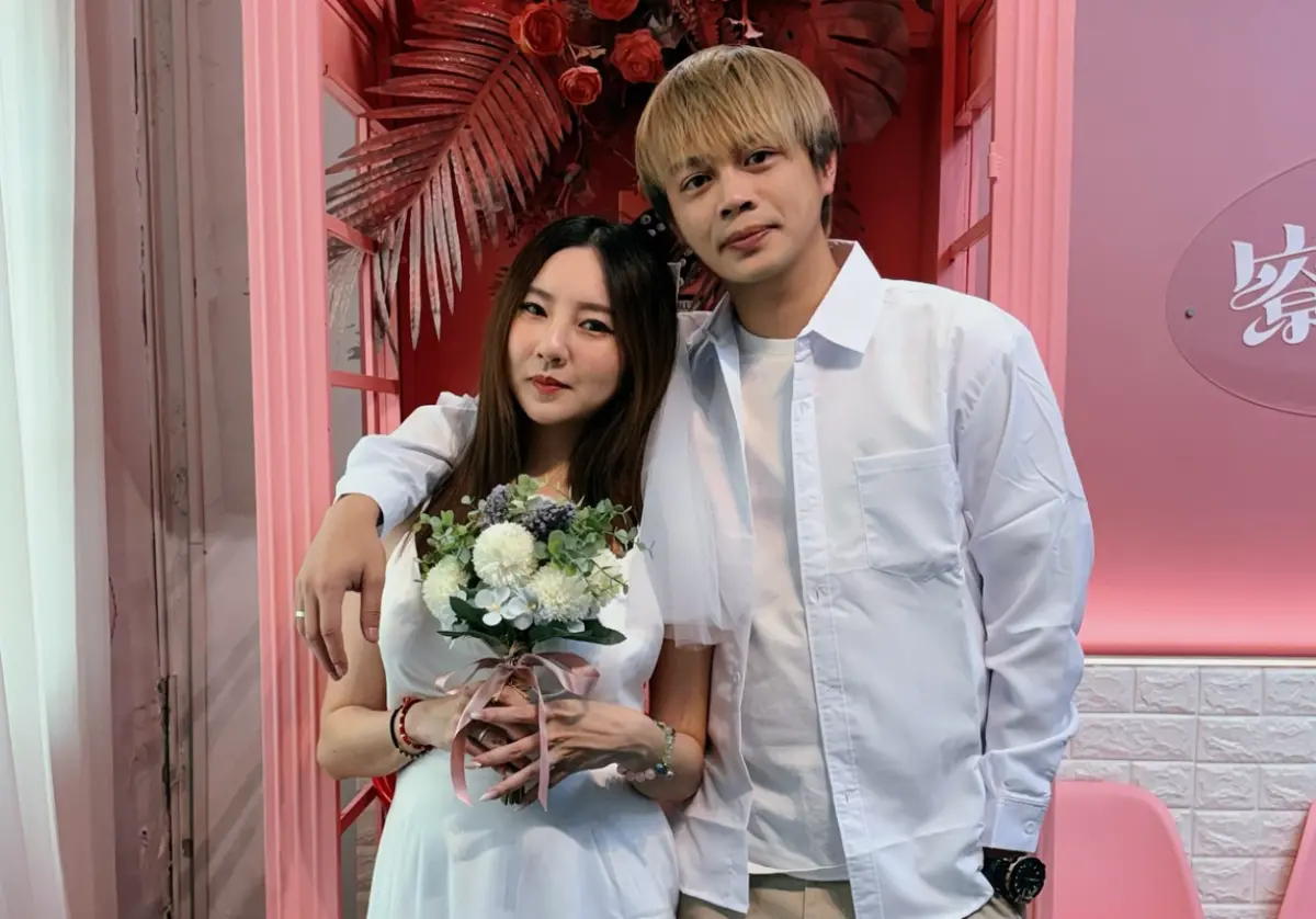 ▲擁有百萬訂閱的YouTuber儒哥（右）與老婆衣衣（左）結婚3個月後，小孩平安出生，儒哥今日貼出一家三口的幸福合照向外界報喜。（圖／儒哥IG@ruge1222）