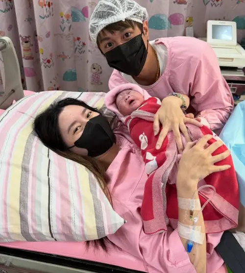 ▲百萬YTR儒哥當爸了！結婚3個月老婆順產　他曬一家三口合照報喜（圖／儒哥IG@ruge1222）