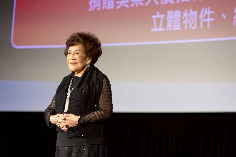 周遊封砲火情人比鄧麗君早！勞軍親阿兵哥笑喊：見小帥哥忍不住