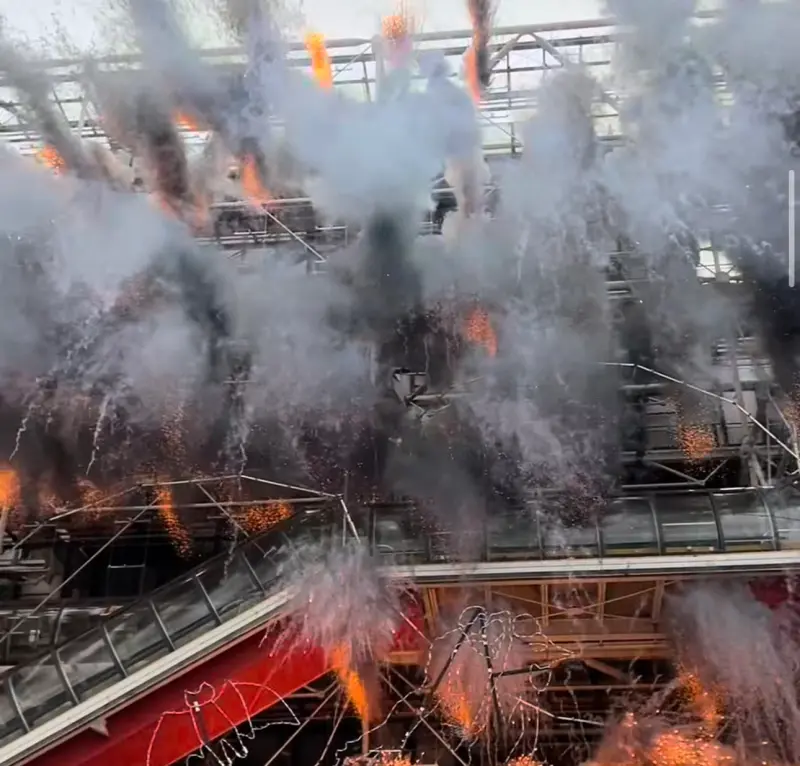 ▲中國煙火藝術家蔡國強爆破法國巴黎龐畢度中心。（圖／翻攝自Centre Pompidou IG)