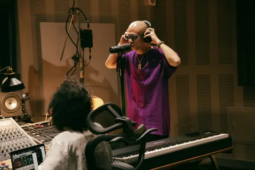 金曲歌王呂士軒邊寫邊睡！《共創實境秀》爆：SOWUT一句句錄作品
