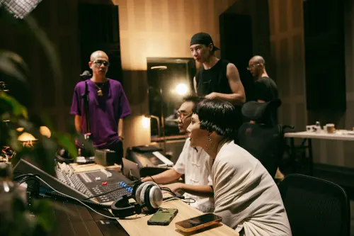 ▲《金曲共創實境秀》節目集結16位金獎音樂人，在北流錄音室開啟為期兩天的極限創作挑戰，從零到有、無腳本記錄下一首歌曲的誕生過程。（圖／北流中心提供）