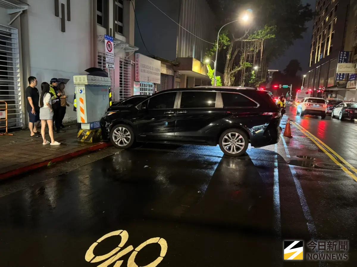 ▲ 台北中正區鎮江街23日晚間發生爆衝車禍，一輛休旅車駛出停車場突失控撞上立法院青島三館圍牆，肇事駕駛為柯建銘司機。（圖／翻攝畫面）