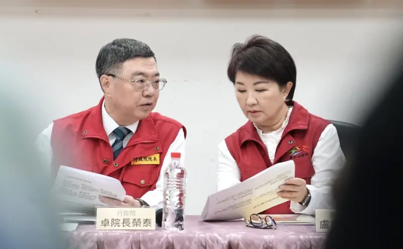 ▲台中市長盧秀燕陪行政院長卓榮泰視導「非洲豬瘟前進應變所」。（圖／翻攝盧秀燕臉書，2025.10.23）