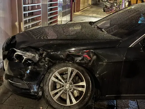 ▲ 台北中正區鎮江街23日晚間傳爆衝車禍，一輛休旅車駛出停車場時突暴衝，撞上賓士後又衝向圍牆，造成駕駛1人受傷送醫。（圖／翻攝畫面）