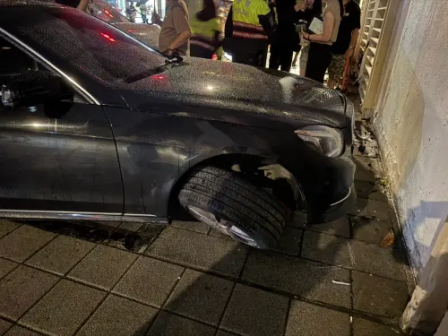 ▲ 台北中正區鎮江街23日晚間傳爆衝車禍，一輛休旅車駛出停車場時突暴衝，撞上賓士後又衝向圍牆，造成駕駛1人受傷送醫。（圖／翻攝畫面）