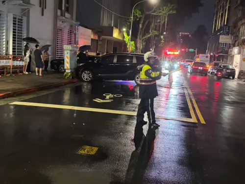 ▲ 台北中正區鎮江街23日晚間傳爆衝車禍，一輛休旅車駛出停車場時突暴衝，撞上賓士後又衝向圍牆，造成駕駛1人受傷送醫。（圖／翻攝畫面）