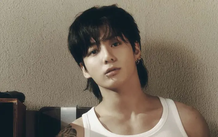 ▲韓團BTS成員田柾國（如圖），在退伍當天被中國女子試圖闖入住家，不料該女子因為已出境，獲得檢方緩起訴，事件一出粉絲瞬間炸鍋，怒喊：「輕判就是縱容犯罪」。（圖／翻攝自IG bts.bighitofficial）