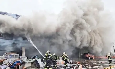 桃園鐵皮倉庫大火！網拍夫妻受困喪命　86名護理之家住民緊急疏散
