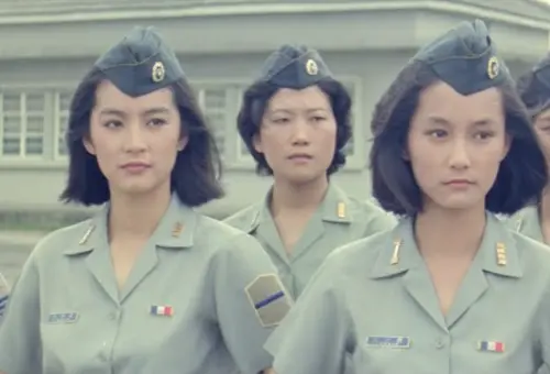 ▲林青霞（左）、應采靈（右）在《中國女兵》扮演政治作戰學校的學生。（圖／摘自 YouTube）
