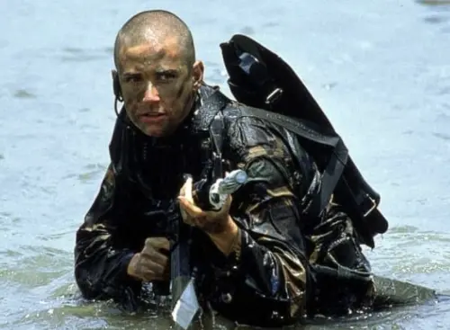 ▲黛咪摩爾在《魔鬼女大兵》不但理平頭，也把自己的外表變得跟男性軍人幾無差異。（圖／摘自IMDb）