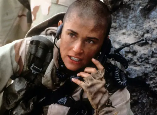 ▲黛咪摩爾以《魔鬼女大兵》大大扭轉過去的性感美艷形象，讓人刮目相看。（圖／摘自IMDb）