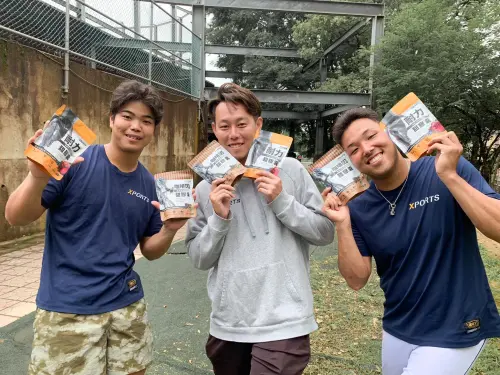 ▲斎藤佳紳（右1）將來台的經歷形容成「台灣修行」，去年春季聯賽結束後，返回獨立聯盟。