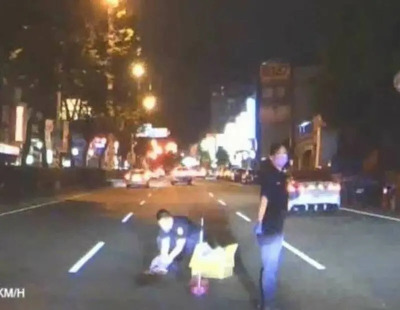 喵星人遭撞命危！彰化暖心警車潮中徒手救援　民眾讚爆：好有愛