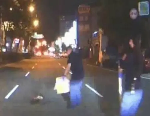 ▲近日彰化一隻流浪貓遭撞躺路中，警方獲報後趕抵現場救貓。（圖／警方提供）