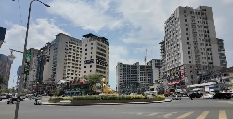 ▲外國記者團隊查看了由太子集團（Prince Group）在柬埔寨所管理的物業。（圖／翻攝自影片）