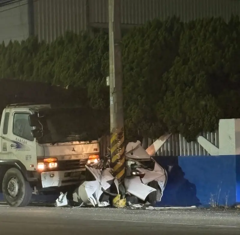 彰化埔心驚險車禍！貨車失控暴衝對向　轎車遭夾進電線桿變廢鐵