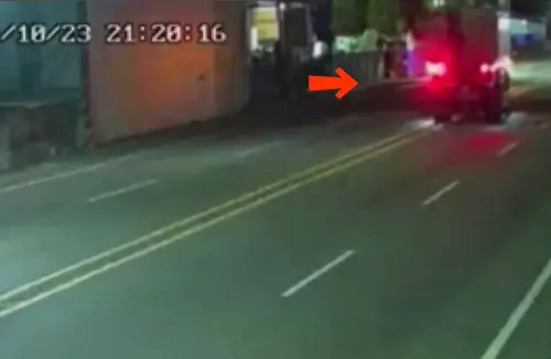 ▲ 彰化埔心22日晚間發生離奇車禍，一輛大貨車突失控衝對向，將停放轎車撞入電線桿間，車體嚴重變形。（圖／翻攝畫面）