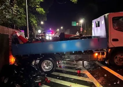 淡水雨天車禍！貨車過彎失控逆向撞機車　婦人遭夾水泥牆全身骨折
