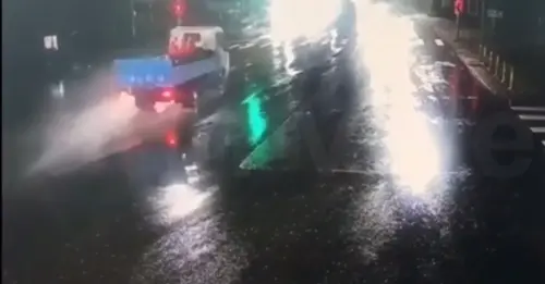 ▲ 新北淡水24日晚間雨天傳嚴重車禍，監視器畫面曝光，貨車過彎時失控，打滑撞進逆向車道。（圖／翻攝畫面）