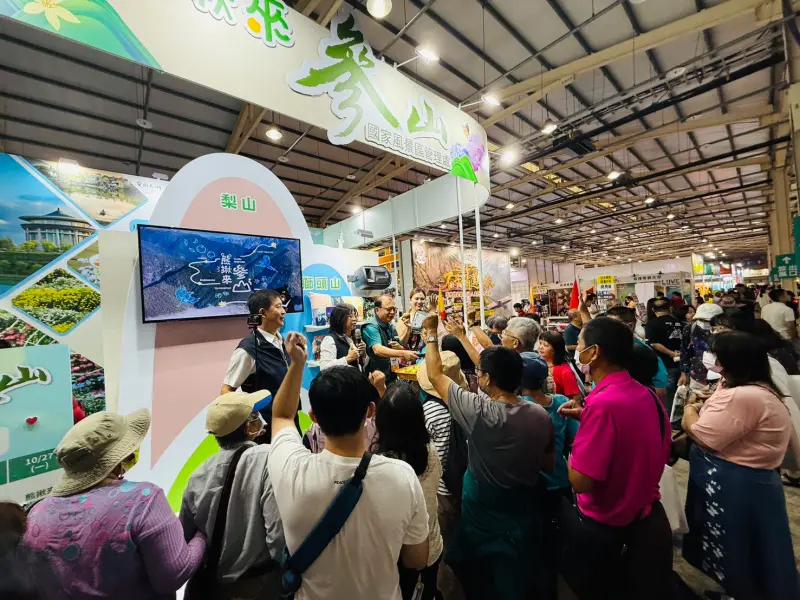 ▲參山處攤位消費滿800元，即可參加「台灣觀巴」旅程抽獎，每日限時「1元競標」驚喜好禮(圖／參山處提供2025.10.24)