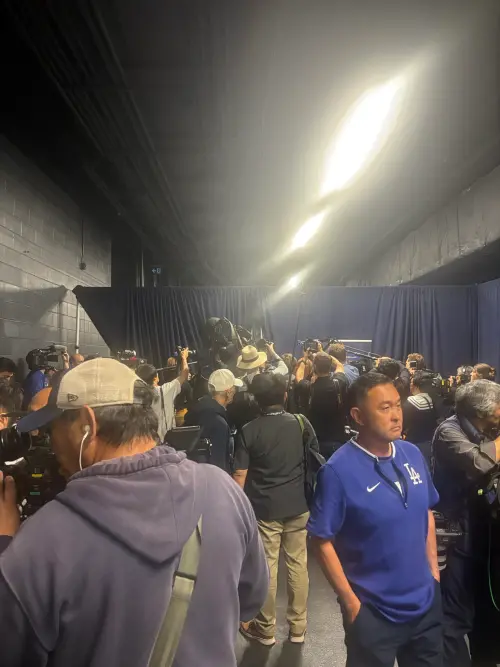 ▲MLB官方事前開放45分鐘採訪時間給客隊的道奇，當採訪時間一開放，現場60名記者全部擠向大谷所在的採訪區域，文字、攝影衝上前卡位置，現場一片混亂。（圖／取自X）