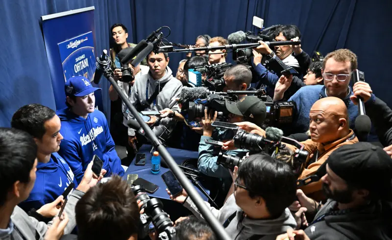 ▲世界大賽明天登場，大谷翔平今日出席受訪，根據加拿大體育媒體《Sportsnet》報導，現場總計60名記者仍擠爆會場，甚至有人從看台摔落，引起巨大聲響，連大谷翔平也被嚇一大跳。（圖／美聯社／達志影像）